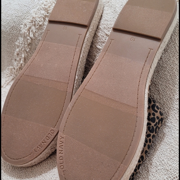 Old navy Leopard Flats sandals (they fit a 8.5) - Picture 4 of 8